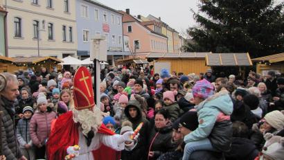 Bild: bij
An beiden Tagen sehr gut besucht ist der Hirschauer Weihnachtsmarkt. Der Nikolaus wird von den Kindern geradezu bestürmt.
