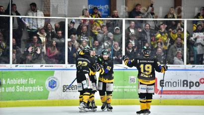 Archivbild: SignaLight
So sehen die Fans des ERSC Amberg ihre Spieler am liebsten:; beim Jubel. Am Sonntag könnten sie sich wieder über viele Tore freuen –oder trumpft das Schlusslicht aus Pfaffenhofen überraschend auf?