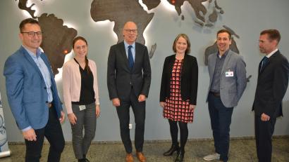 Bild: jr
Aus dem einstigen Arbeitskreis Schule-Wirtschaft wird das Netzwerk Schule-Wirtschaft Tirschenreuth. Beim Ortstermin waren (von links) Jürgen Bayer (Schulleiter Mittelschule Tirschenreuth), Anja Thoma (Personalabteilung Schott AG), Schott-Betriebsleiter Stefan Rosner, Schulamtsdirektorin Martina Puff, Lehrer Philipp Lippert und Schott-Personalleiter Carsten Heine.