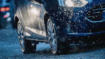 Symbolbild: Zacharie Scheurer/dpa
Noch die Kurve kriegen: Auf Eis und Schnee helfen in modernen Autos elektronische Helfer wie ESP – mehr Gefühl und Vorsicht helfen, dass sie erst gar nicht zum Einsatz kommen.