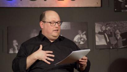 Bild: Hans Deml/exb
Stephan Karl beleuchtet die Advents- und Weihnachtszeit auf humorvolle Art und Weise im Atelier Teufelsbäck in Amberg am 22. Dezember.