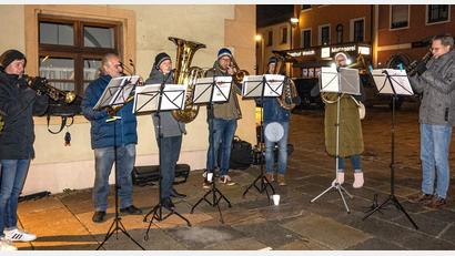 Bild: u
Für die musikalische Gestaltung der Auftaktveranstaltung zum Lebendigen Adventskalender sorgen die Herzensblecher unter Leitung von Gerhard Böller (Zweiter von links) mit weihnachtlichen Weisen.