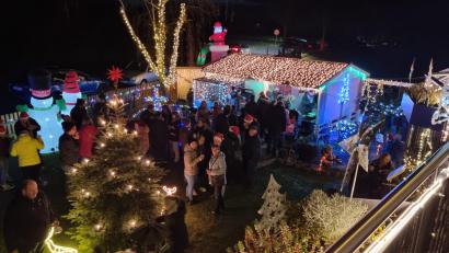 Bild: Familie Ritter/exb
Viele Besucher kamen, als die Familie Ritter das Weihnachtshaus Ernestgrün zum ersten Mal beleuchtete.