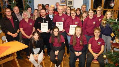 Bild: Heike Reil/exb
Aktive Musikanten mit Ehrengästen und Geehrten.