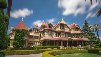 Bild: Michael Halberstad/Visit California/dpa
Das Winchester Mystery House gibt sich äußerlich eindrucksvoll, aber innen warten diverse bauliche Kuriositäten.