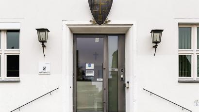 Archivbild: Hösamer
Weil es Gefälligkeitsatteste zur Befreiung von Impfungen ausgestellt haben soll, sitzt ein Arzt-Ehepaar bald auf der Anklagebank. Allerdings gibt es noch einige Hürden zu nehmen, beispielsweise die Frage, ob der Prozess in den Räumen des Amtsgerichts Schwandorf überhaupt geführt werden kann.