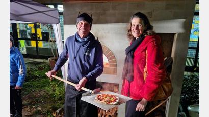 Bild: Ruetz/exb
Die Einweihung des Pizza-Holzofens mit Josef Weinfurter und Susanne Muffert, der zuständigen Schulrätin, gehörte zum Programm des Weihnachtsmarktes an der Schmidgadener Schule.