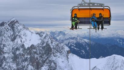 Bild: Karl-Josef Hildenbrand/dpa/Symbolbild
Wintersportler sitzen auf der Zugspitze in einem Sessellift.