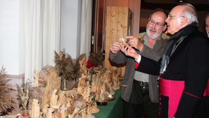 Bild: stg
Der Regensburger Bischof Rudolf Voderholzer "fachsimpelt" am Sonntag bei der Krippenausstellung im Pressather Pfarrheim mit einigen Ausstellern.