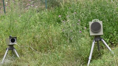 Symbolbild: gf
Im hohen Gras kaum zu erkennen, Blitz und Kamera, oben auf der Böschung das Messfahrzeug. Bei Poppenricht hat die Polizei die Geschwindigkeit kontrolliert.