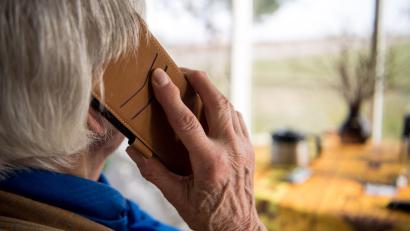 Symbolbild: Sebastian Gollnow/dpa
Per Telefon – wie auf diesem Symbolbild zu sehen – ergaunerte ein Betrüger mehrere TAN-Nummern von einem 68-Jährigen aus dem Landkreis Schwandorf.