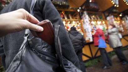 Symbolbild: Frank Rumpenhorst/dpa
Auf dem Weidener Christkindlmarkt hat es in diesem Jahr schon einen Fall von Taschendiebstahl gegeben - die Polizei gibt Tipps um sich zu schützen.