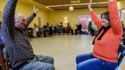 Bild: Hösamer
Tanzen geht auch im Sitzen, wie die Teilnehmer von "DanceOn" im Cafe Lawendls beweisen.