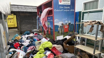 Bild: Karin Wilck
So sah es Ende November am Container-Standort in der Conrad-Röntgen-Straße in Weiden aus. Unbekannte hatten hier vor allem Unmengen von Altkleidern abgeladen. Verstöße wie diese können allerdings richtig teuer werden.