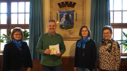 Bild: dob
Michaela Schuller, Petra Reil und Gerlinde Köppl (von links) überbrachten an Bürgermeister Andreas Wutzlhofer den Spendenerlös aus dem Glühwein- und Lebkuchenverkauf am Vorabend zum ersten Advent in Kaimling in Höhe von 300 Euro für das Sozialamt der Stadt.