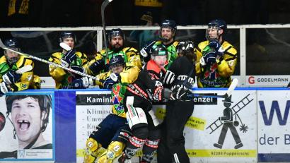 Bild: SignaLight-AP
Ganz schön zur Sache ging's am Sonntag gegen den Tabellenletzten EC Pfaffenhofen.