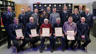 Bild: rab
Die geehrten Kameraden der Feuerwehr Ebersbach umrahmt von den Ehrengästen (Sitzend von links): Dieter Bauer, Ehrenvorstand Wolfgang Rösch, Johann Weiß, Josef Neiswirth, Hans Lindner, Richard Dotzler. (Stehend von links): 1. Kommandant Wolfgang Rösch, Kreisbrandmeister Michael Iberer, 2. Vorsitzender Andreas Weiß, Stadtrat Manuel Plößner, Kassierin Karin Dotzler, Christian Rösch, Josef Dotzler, Norbert Reuschl, Schriftführerin Kerstin Mägerl, 1. Vorsitzender Manuel Lindner, Ehrenkreisbrandrat Franz Iberer