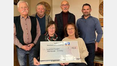 Bild: Ring/exb
Die symbolische Scheckübergabe mit (von links hinten) Sylvester Kurzwart, Karl-Heinz Heitzer, Dr. Josef Ziegler, Thomas Blau und (vorne von links) Hildegard Dippel und Hildegard Reis.