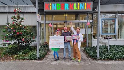 Bild: Michael Reindl/exb
Der Vorsitzende des Förderverein Haisl Altenstadt, Jens Simon (Mitte), übergibt die Spende an die Klinikclowns.