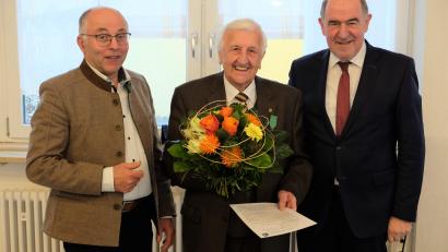 Bild: do
Für seinen lebenslangen Einsatz für Mensch und Natur ehrt Landrat Willibald Gailler (rechts) den Flosser Bürgermeister a.D. Fred Lehner mit der "Tschurtschenthaler-Medaille", der höchsten Auszeichnung des Bezirksverbandes Oberpfalz für Gartenbau und Landespflege. Erster Gratulant ist OGV-Kreisvorsitzender Albert Nickl (links).