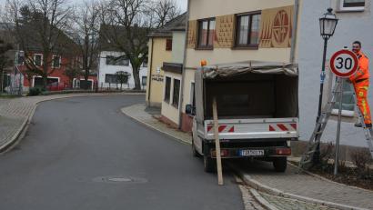 Bild: jr
Bauhofmitarbeiter haben in diesen Tagen die Tempo-30-Schilder im Konnersreuther Ortskern installiert. Die bestehende Vorfahrtsregelung auf der Hauptstraße bleibt bestehen.