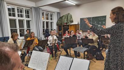 Bild: Schemm/fph
Seit vielen Jahren übt die Marktredwitzer Blasmusik in einem Raum des früheren Schulhauses im Stadtteil Lorenzreuth. Hier ist ausreichend Platz, sich mit Dirigentin Nadja Rippert auf die Neujahrskonzerte vorzubereiten.
