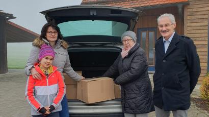 Bild: Silke Schröck/exb
Das Leitungsteam des KAB-Ortsverbandes Fuchsmühl, von rechts Willi Greger, Karin Ernstberger und Bettina Stock mit Theresa.