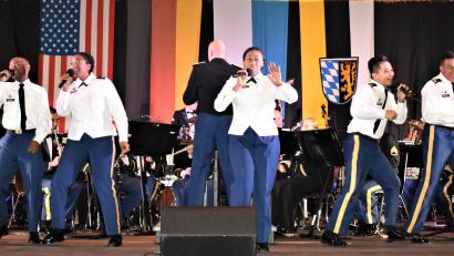 Bild: rgr
Die USAREUR-Band & Chorus lädt gemeinsam mit der Stadt Grafenwöhr und der US-Garrison Bavaria zum Weihnachtskonzert ein. Es findet am 8. Dezember in der Friedenskirche statt.