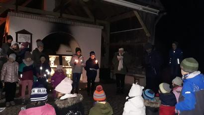 Bild: Martin Thoma
Schönes Ambiente am Backofen in Ilsenbach bei der Öffnung des ersten Adventsfenstern in Ilsenbach. Das zweite Türchen öffnet sich am 7. Dezember in Wurz am Kindergarten