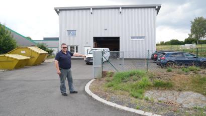 Archivbild: kaz
Bis zum 31. Dezember 2021 leitete Armin Bauer aus Fuchsmühl seinen Betrieb für Haustechnik in Fuchsmühl. Jetzt befindet sich das Unternehmen in Wiesau. Was ihn stört: Als er 2007 das Grundstück erwarb, wurden die Erschließungsgebühren auf 17 Euro je Quadratmeter geschätzt, jetzt 2022 kam der abschließende Bescheid: Die Gebühren haben sich laut Armin Bauer verdoppelt.