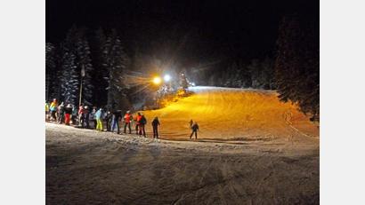 Archivbild: tss
Die Scheinwerfer tauchen die Hauptabfahrt am Wurmstein in romantisches Licht. Im Februar 2019 waren die Bedingungen auf der Wurmstein-Piste traumhaft gut. darauf hoffen die Betreiber, der Förderverein, auch für diese Saison.