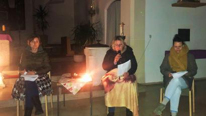 Bild: sei
Melanie Grasser, Kerstin Janner und Julia Böckl-Guß lasen am Donnerstag in der katholischen Kirche passende Texte zu Sternen, Sternschnuppen und dem Stern von Betlehem. (von links)
