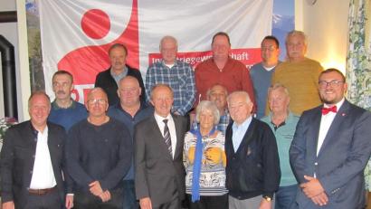 Bild: bij
Die IG Bergbau, Chemie, Energie zeichnet in Schnaittenbach langjährige Mitglieder aus: Bürgermeister Marcus Eichenmüller, Rudolf Rubenbauer, Ortsgruppenvorsitzender Josef Altmann, Anna Putz, Johann Biller, Gewerkschaftssekretär Benjamin Hannes (vorne von links), Holger Strobl, Reinhard Braun, Heinz Zimmermann, Georg Nagler (mittlere Reihe von links), Georg Grosser, Alfred Enderer, Richard Ott, Christian Hartmann und Hans Kraus (hinten von links).