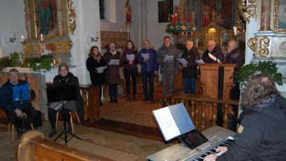 Bild: grm
Eine ansprechende Veranstaltung in der Pfarrkirche St. Ulrich in Michldorf war die Aufführung der „Heilichen Nacht aaf oberpfälzisch“ nach dem Original von Ludwig Thoma, umrahmt mit Chor und Instrumentalgruppe unter musikalischer Leitung von Luis Denz.