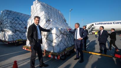 Archivbild: Matthias Balk/dpa
Die Ankunft der Masken in Bayern waren dem Ministerpräsidenten sogar einen Fototermin wert.
