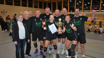 Bild: gsp
Pokal für die Sylly's Superstars, dem neuen Stadtmeister im Hobbyvolleyball, überreicht von Helga Powalla (Sport- und Schulamt, ganz links) und Norbert Fischer (Vorsitzender Stadtverband für Sport, Zweiter von links).