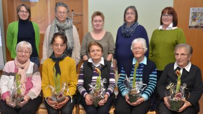 Bild: dob
Langjährigen Mitgliedern dankt der Vorstand des Evangelischen Frauenbunds mit Pfarrerin Carmen Riebl (hinten, links) mit einer adventlichen Blume.