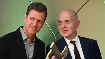 Bild: Arne Dedert/dpa
Oliver Bierhoff (links) und DFB-Präsident Bernd Neuendorf bei der Eröffnung des DFB-Campus mit Akademie und Geschäftsstelle in Frankfurt. Am späten Montagabend trat Bierhoff zurück.