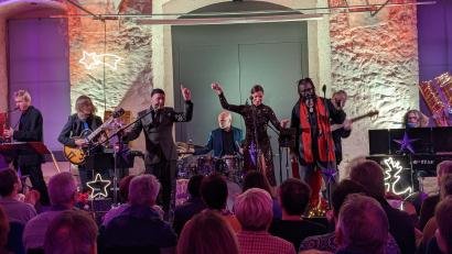 Bild: eib
Abschluss einer Konzertreihe in Schönsee: Eine begeisternde Band hat Bandleader Toby Mayerl (rechts am Klavier) für "A very special Christmas" zusammengestellt