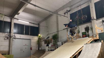 Bild: Johannes Eichermüller/exb
Christoph Sausner, hier beim Skaten in der Amberger Halle, gibt Tipps, wie es mit den Plänen des Vereins Kulturfabrik Amberg klappen kann.