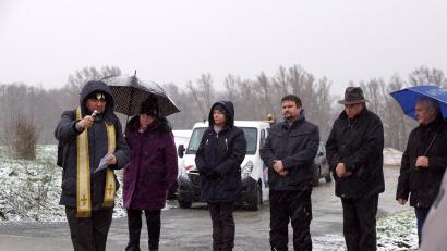 Bild: bkr
Pfarrer Markus Bruckner (links) segnete die fertiggestellte Gemeindeverbindungsstraße.