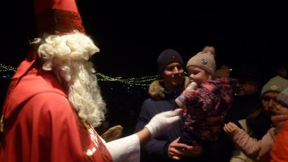 Bild: bk
Über 100 Kinder erfreuten sich bei der Waldweihnacht an der Blockhütte an kleinen Geschenken vom Nikolaus.