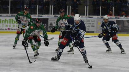 Bild: Gebert
Fabian Voit führt die Scheibe: Die Blue Devils besiegten am Sonntag die Höchstadt Alligators mit 4:3 nach Verlängerung.