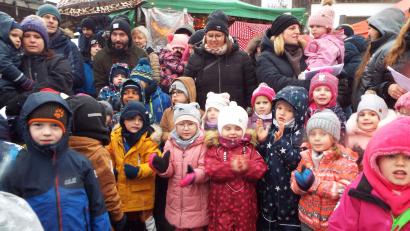 Bild: e
Die Kinder aus den Kindertagesstätten leiteten mit einem gemeinsamen Lied den Adventsmarkt in Kümmersbruck ein.