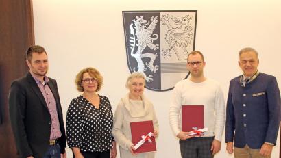 Bild: Fabian Polster/Landratsamt Tirschenreuth/exb
Sachgebietsleiter Tobias Gabel von der Kommunalen Wohnberatungsstelle, die hauptamtliche Wohnberaterin Isolde Guba (von links) und Landrat Roland Grillmeier (rechts) begrüßen Ute Böhm und Andreas Wagmüller im Wohnberatungsteam.