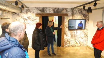 Bild: njn
Plesnas Bürgermeister Petr Schaller (Zweiter von rechts) mit den Gästen aus Erbendorf in der Geologischen Abteilung des neuen Museums.