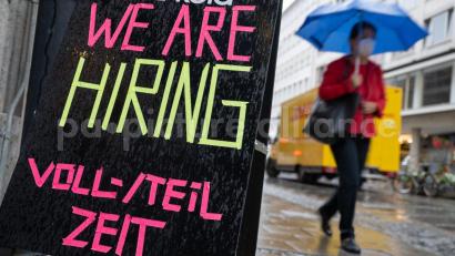 Symbolbild: Peter Kneffel
Arbeitskräfte dringen gesucht.