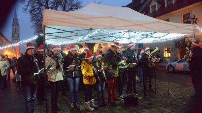 Bild: bey
Die Stadtkapelle Pleystein eröffnet den Adventsmarkt und begrüßt den Nikolaus mit "Lasst uns froh und munter sein".
