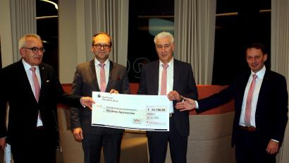 Bild: R. Kreuzer
Das Gremium mit dem Spendenscheck (von links): Ludwig Zitzmann, Hans-Jörg Schön, Reinhard Meier und Oberbürgermeister Jens Meyer.