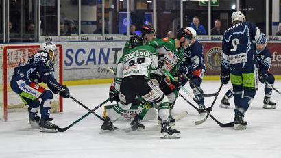 Archivbild: Gebert
Die Blue Devils empfangen am Dienstag um 20 Uhr die Höchstadt Alligators. Vor neun Tagen besiegten die Weidener die Mittelfranken mit 4:3 nach Verlängerung (Szene vor dem Hochstadter Gehäuse).